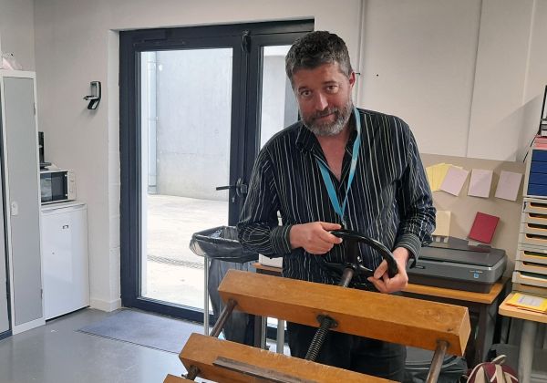Photo : Daniel Gourdé, manipulant la presse à relier et à endosser © université de Bordeaux