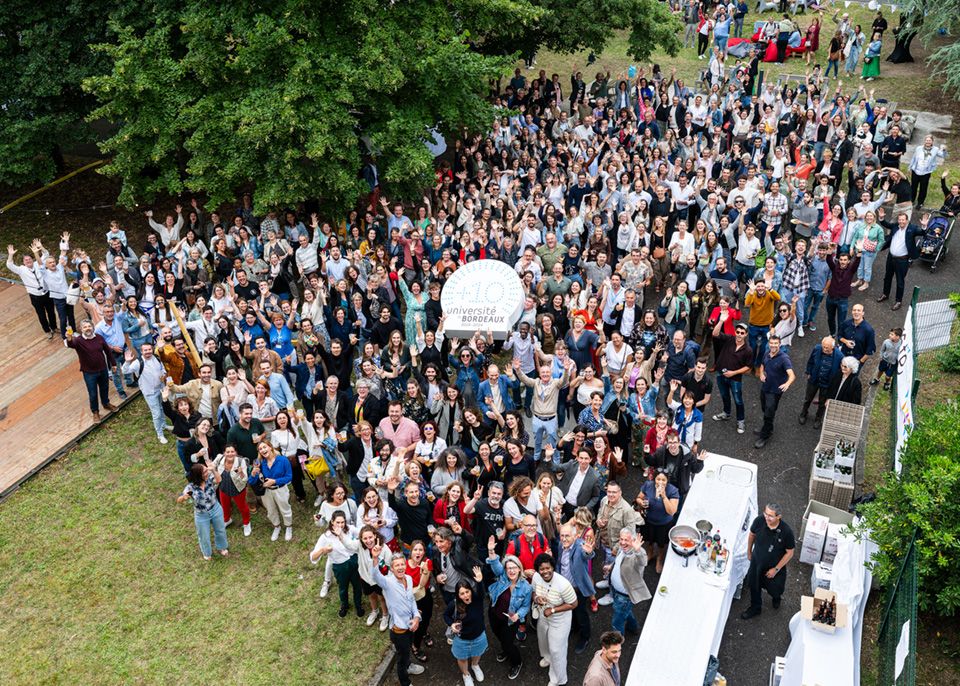 Près de 1200 personnels se sont réunis en juillet 2024 à l'occasion des 10 ans de l’université. Les jardins du domaine du Haut-Carré se sont transformés en guinguette géante, pour une soirée conviviale et festive mémorable © Gautier Dufau