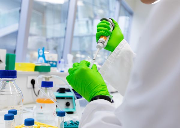 Photo : En blouse blanche devant des tubes à essai ou en « civil » devant un ordinateur, les chercheurs et chercheuses composent une communauté éclectique reliée par une même passion pour la science © université de Bordeaux