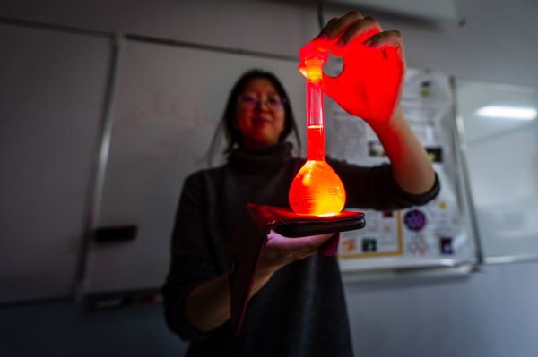 Photo : Les scientifiques animent des ateliers pour des scolaires © Gautier Dufau - université de Bordeaux