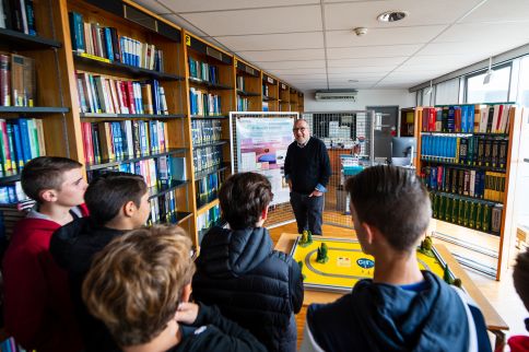 Photo Petit train en lévitation à l'Institut de chimie de la matière condensée de Bordeaux (ICMCB) © Gautier Dufau - université de Bordeaux