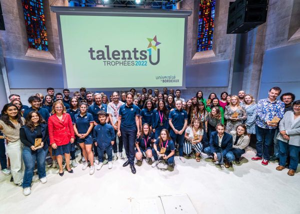 Photo : L'ensemble des lauréats des Talents U 2022, avec la rectrice Mme Anne Bisagni-Faure et Dean Lewis, président de l'université de Bordeaux © Gautier Dufau