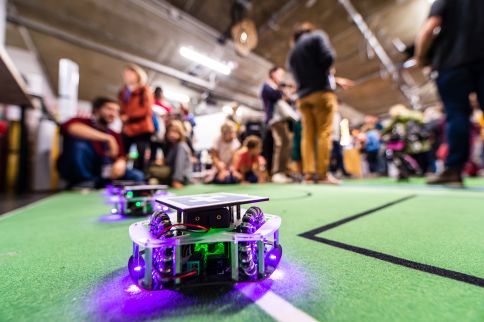 Photo Démonstration d'un robot humanoïde avec des scientifiques du Laboratoire bordelais de recherche en informatique (LaBRI) © Gautier Dufau - université de Bordeaux