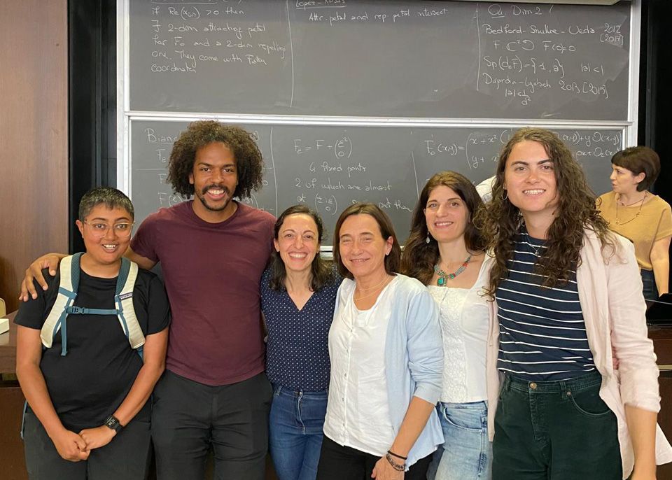 Jasmin Raissy, au centre sur la photo, lors d'un workshop international de mathématiques en Italie en mai 2024. © DR