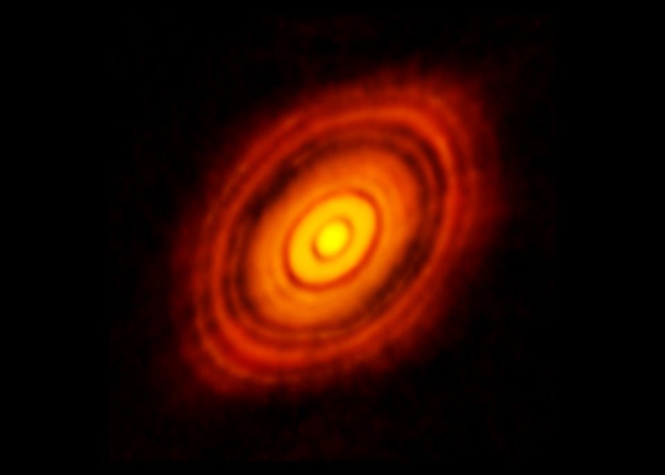 Image de HL Tauri prise avec ALMA en 2014. Les zones sombres proches de l’étoile au centre sont suspectées d'être les zones de formation des planètes. © ALMA ESO/NAOJ/NRAO