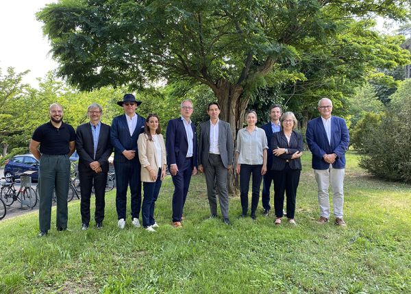 Photo : The presidents of the universities of Bayreuth and Bordeaux, Stefan Leible and Dean Lewis, surrounded by members of the German delegation and their Bordeaux hosts © université de Bordeaux