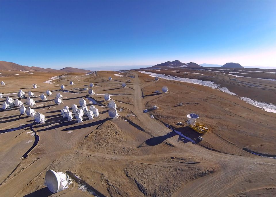 Le télescope ALMA et ses antennes sur le plateau de Chajnantor, à 5000 mètres d'altitude. © ALMA ESO/NAOJ/NRAO)/W. Garnier