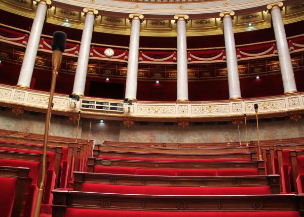 Photo : Hémicycle de l'Assemblée nationale au Palais Bourbon à Paris © L. Bouvier - Adobe Stock 