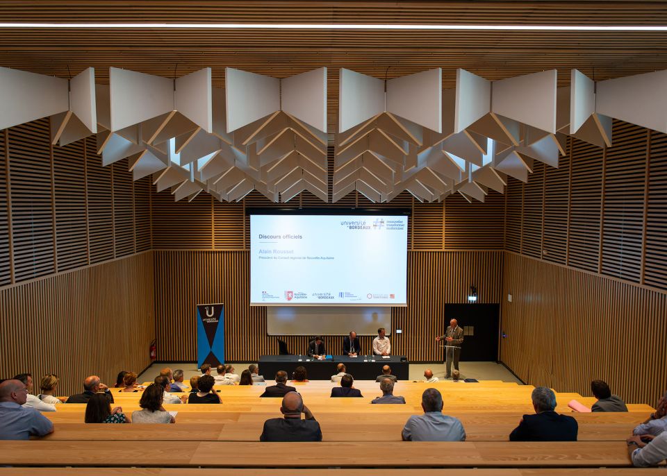 Ce bâtiment de 6 700 m² a été livré en mai 2021 et accueille de nouveaux espaces pour la recherche en économie, pour la formation et pour les administrations des composantes du Collège droit, science politique, économie et gestion © Gautier Dufau