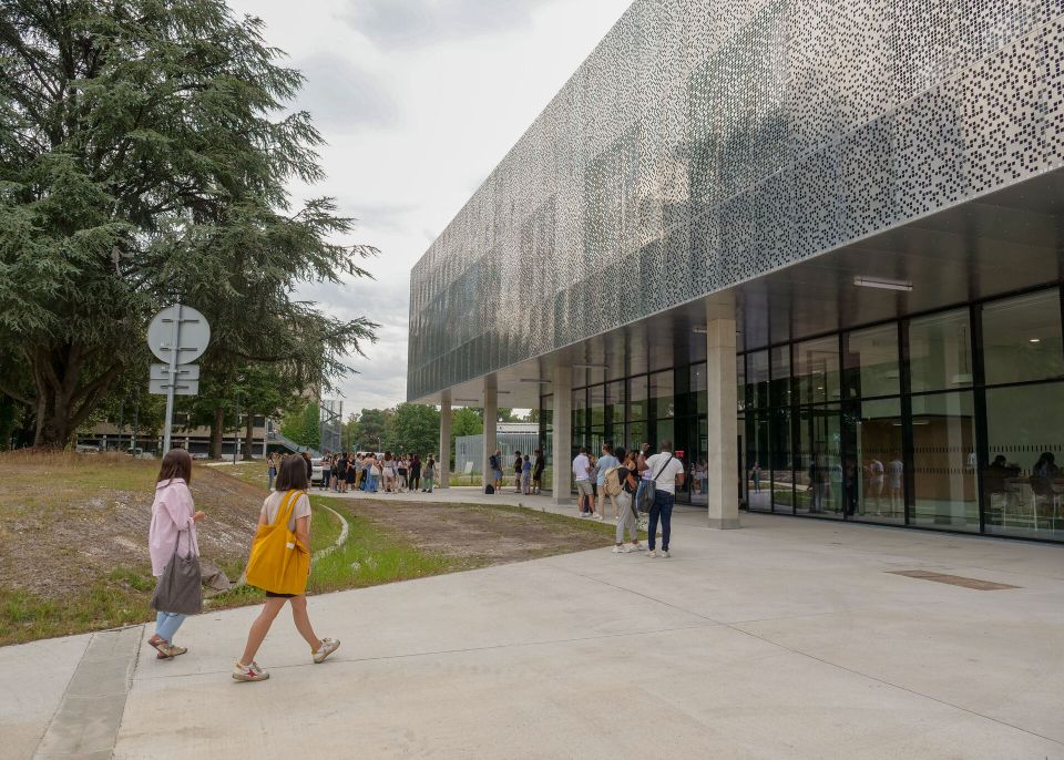 Pour Fannie Fajolles, architecte en charge du projet, « la BU devient aujourd'hui la figure de proue d'un campus accessible et arboré. » © université de Bordeaux