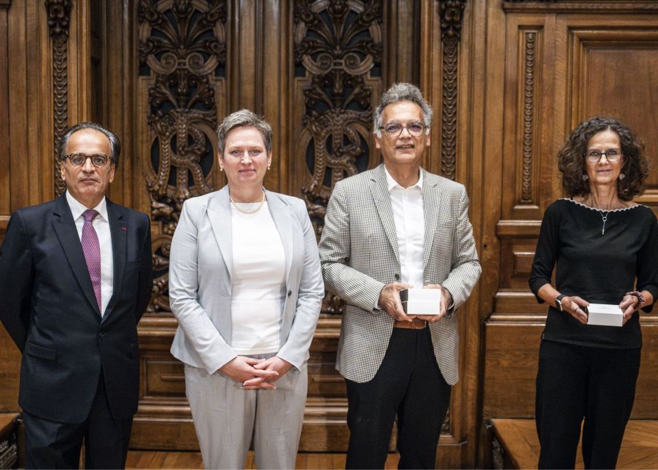 Elyès Jouini, administrateur de l'IUF (à gauche), Cristell Maneux, directrice du laboratoire IMS, Ali Zolghardi et Corine Mathonière. Marius Tuscnak, en déplacement à l'étranger, était absent de la cérémonie © Xosé BOUZAS – IUF