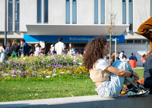 Photo : Étudiante sur le campus Carreire ® Gautier Dufau