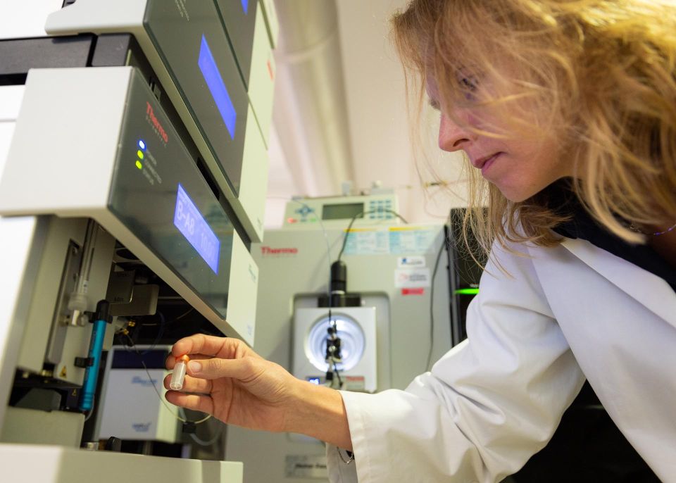 Caroline Tokarski studies cultural heritage objects using high-resolution mass spectroscopy © Gautier Dufau - University of Bordeaux