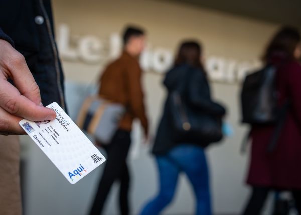 Photo : La carte étudiante, sécurisée et électronique, permet de disposer d'un service monétique et d'un accès aux bâtiments universitaires  © Gautier Dufau