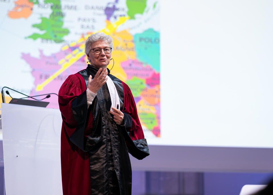 Anne L'Huillier élaborant une nouvelle théorie sur les Français du nord qui passent à l'université de Lund et finissent à Bordeaux © Gautier Dufau 