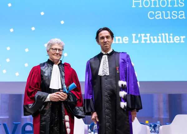 Photo : Le président de l'université, Dean Lewis remet les insignes de Docteur Honoris Causa à Anne L'Huillier © Gautier Dufau 