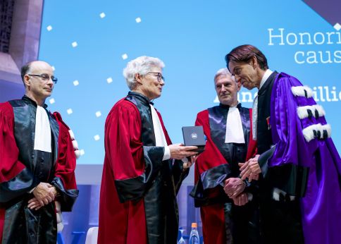 Photo Anne L'Huillier et Dean Lewis lors de la cérémonie, avec Philippe Balcou (à gauche) et Éric Mével © Gautier Dufau 