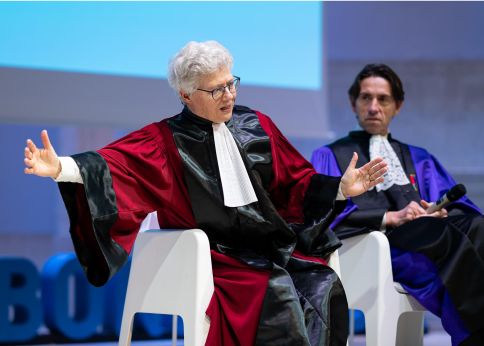 Photo Anne L'Huillier mime de ses mains la génération d'harmoniques d'ordre élevé, découverte à la base de son prix Nobel © Gautier Dufau 