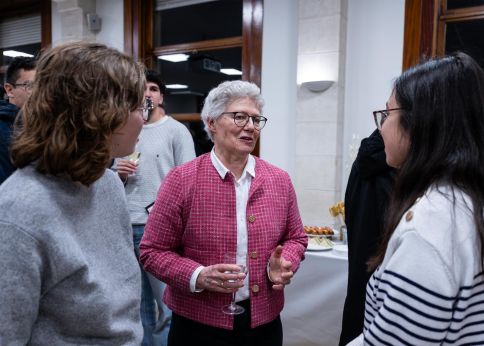 Photo La prix Nobel de physique en discussion avec des étudiantes © Gautier Dufau
