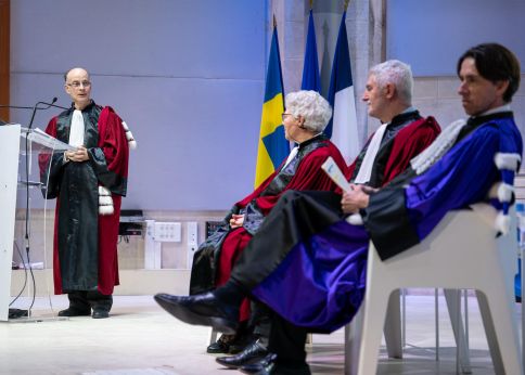 Photo Philippe Balcou, premier doctorant d'Anne L'Huillier au début des années 90, lors de l'éloge académique © Gautier Dufau 