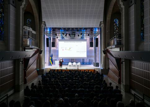 Photo Le discours d'acceptation d'Anne L'Huillier dans l'auditorium de l'Agora © Gautier Dufau