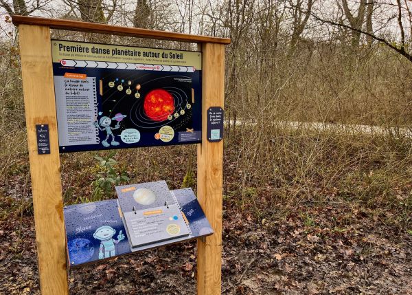 Photo : Le Chemin du temps du Bois de Thouars est adapté aux enfants et familles. © université de Bordeaux 