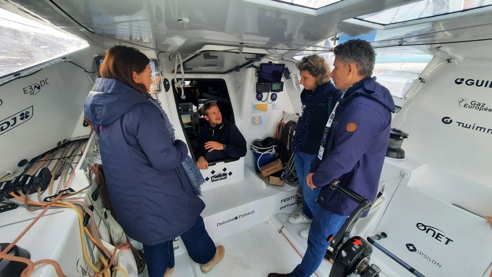 Le technicien Thibault Bailleul de l'équipe de Fabrice Amedeo avec les scientifiques de l'université venus apporter les filtres utilisés par le skipper tout au long de son périple © université de Bordeaux 