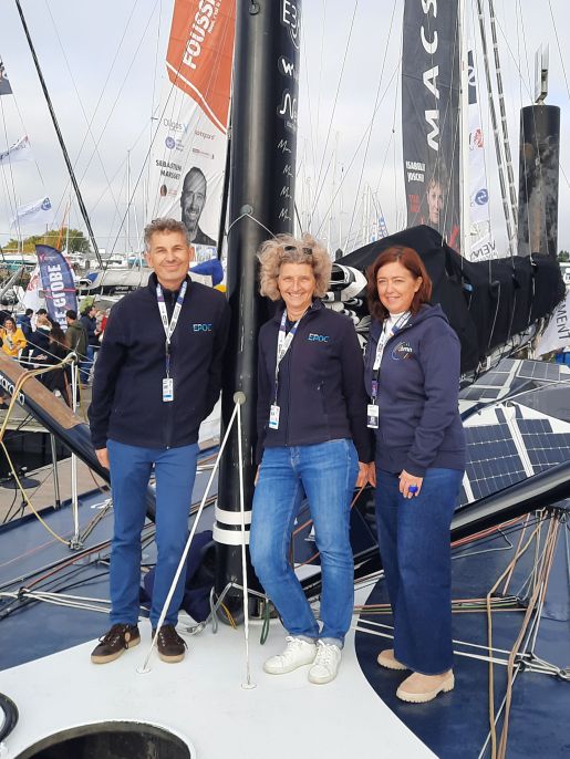 Jérôme Cachot, Bénédicte Morin (EPOC) et Sophie Lecomte (CBMN) sur le bateau de Fabrice Amedeo le 30 octobre dernier. © université de Bordeaux 