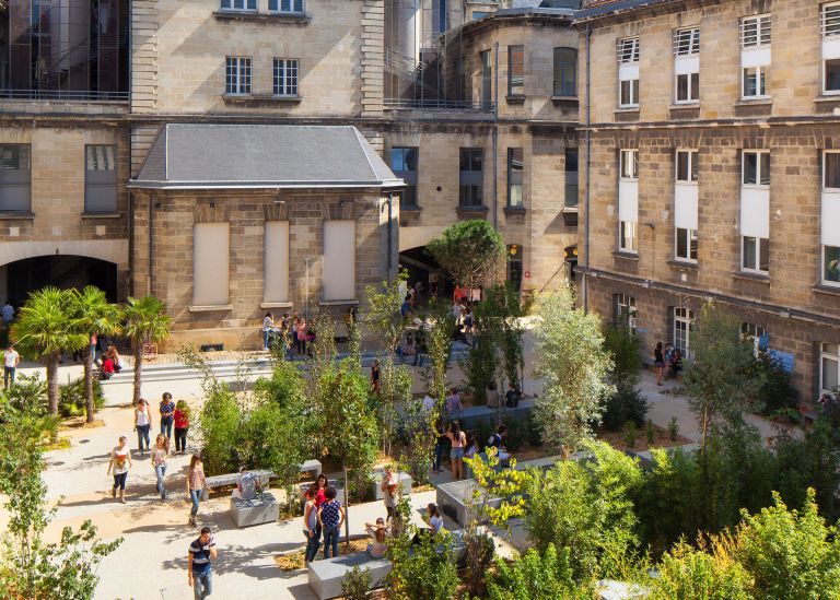 Cour Leyteire  du campus Victoire © Arthur Pequin 