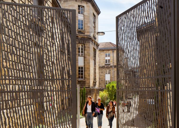 Photo : Cour Leyteire du campus Victoire © Arthur Pequin