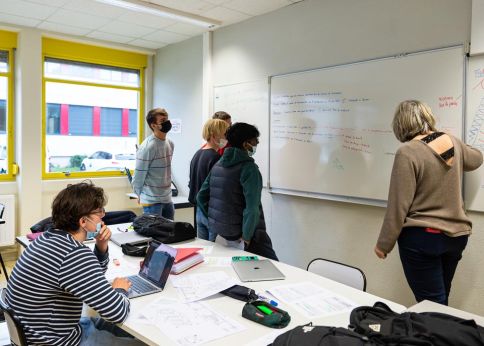 Photo Classes at the Bordeaux University Institute of Technology, Gradignan site. Lots of hands-on interaction between students and teachers ® Gautier Dufau