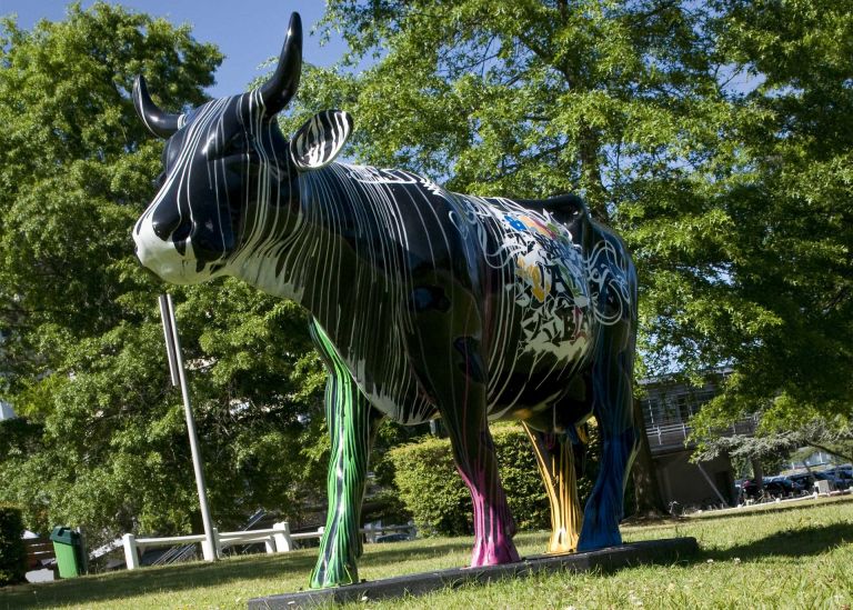 Photo : Cow graffiti, Blade (2011) située sur l'esplanade du campus Carreire © Lionel Lizet