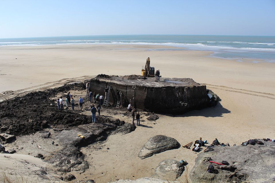 Butte d'argile sur une plage du site de La lède du Gurp, sur la côte nord médocaine en Gironde, riche de patrimoine archéologique © Nathalie Prévôt - Ausonius