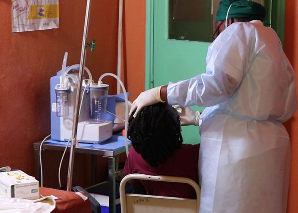 Photo : Un prélèvement naso-pharyngé sur un enfant au Mozambique pour détecter la tuberculose © TB-Speed