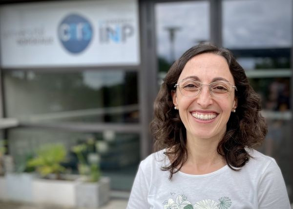 Photo : La mathématicienne Jasmin Raissy devant l'Institut de mathématiques de Bordeaux (IMB - CNRS, Bordeaux INP, université de Bordeaux.