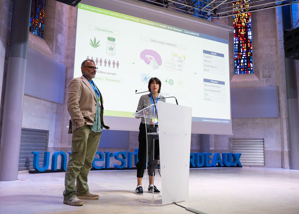 Giovanni Marsicano (université de Bordeaux) et Susana Mato de l'université du Pays Basque présentaient leur LTC CannaMETHd. © Gautier Dufau