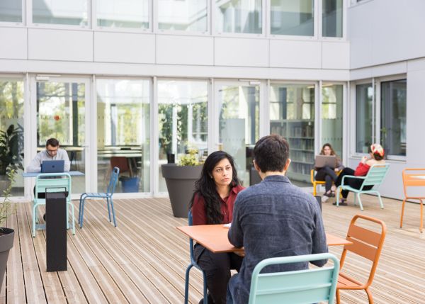 Photo : Students at the Maison de l'économie on the Montaigne-Montesquieu campus © Arthur Pequin