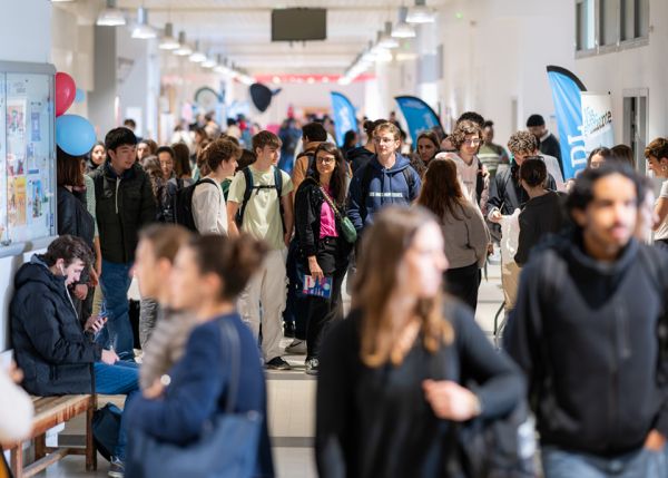 Photo : Étudiants sur le campus de Talence © Gautier Dufau