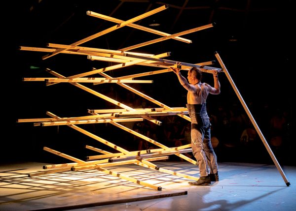 Photo : Le spectacle Terces, l'un des éléments du foisonnant projet 'Attraction - Cartographie originale d'une planète sans lieu' de Johann Le Guillerm, est programmé à La CitéCirque – CREAC à Bègles durant le FAB 2024 © cirque ici