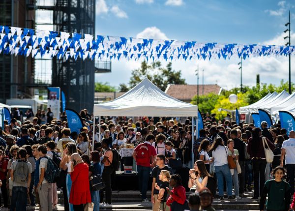 Photo : Sur tous les campus en septembre, la série de journées festives 'Fête! la rentrée' propose aux étudiants, en particulier nouveaux, de découvrir les services de la vie universitaire et les associations, et aussi de s'approprier leur nouveau lieu de vie et d'études © Gautier Dufau