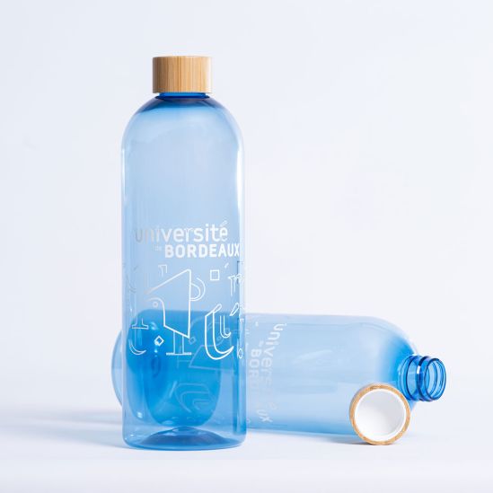 Photo : Gourde en plastique recyclé des océans. Capacité 75 cl. Fabriquée en Europe.