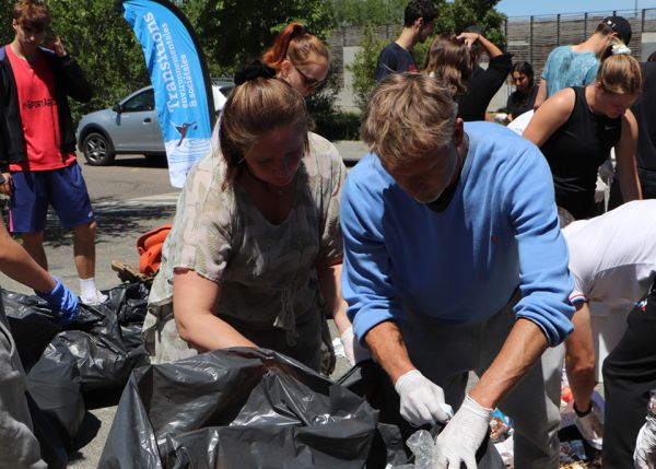 Photo : Ramassage de déchets lors d'une green walk sur le campus de Rocquencourt-Monadet © université de Bordeaux