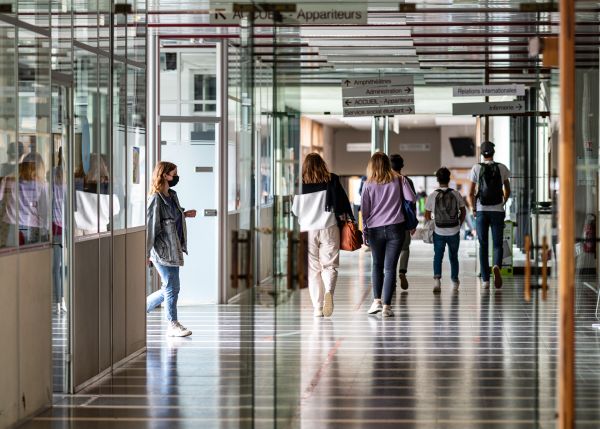 Photo : Vous trouverez sur chaque campus des scolarités dédiées à vos formations ainsi qu'un guichet d'accueil. (Hall Campus Montesquieu) © Gautier Dufau