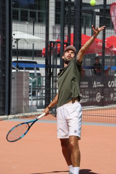 Photo Louis Dussin, membre de l'équipe de tennis de l'ASUBx, durant le Championnat européen à Grenade, Espagne © ASUBx