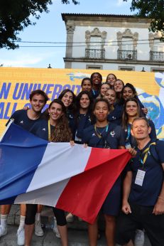 Photo L'équipe de volley-ball féminin de l'ASUBx, à leur arrivée sur le championnat européen universitaire à Braga, Portugal © ASUBx