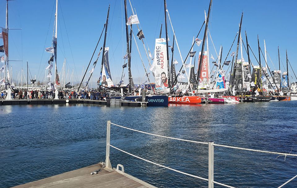 Le voilier Nexans Wewise de Fabrice Amedeo au premier plan au village du Vendée Globe où sont présentés au public les 40 bateaux de cette édition © université de Bordeaux 