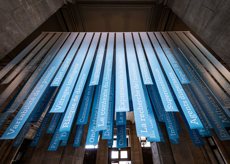 Quatre installations conçues par l'Atelier Franck Tallon, mettant en scène des mots prélevés dans les titres des thèses soutenues depuis 10 ans à l’université de Bordeaux, ont ondulé au gré des va-et-vient des usagers des bibliothèques universitaires bordelaises durant quelques mois en 2024 © Gautier Dufau