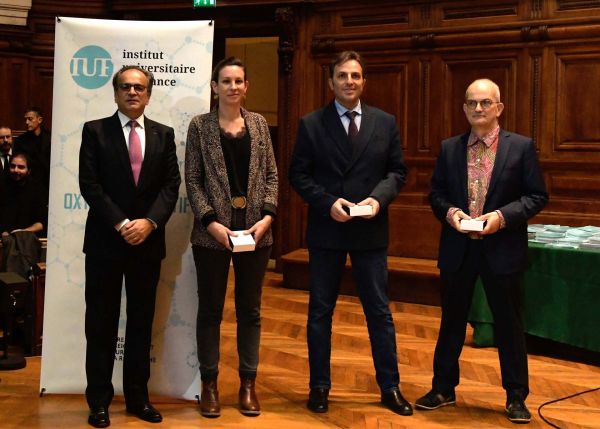 Photo : Les trois membres bordelais 2023 de l'Institut universitaire de France (IUF) avec le nouvel administrateur Elyès Jouini lors de la cérémonie à la Sorbonne le mardi 14 novembre 2023 © Alexis Rossi - IUF