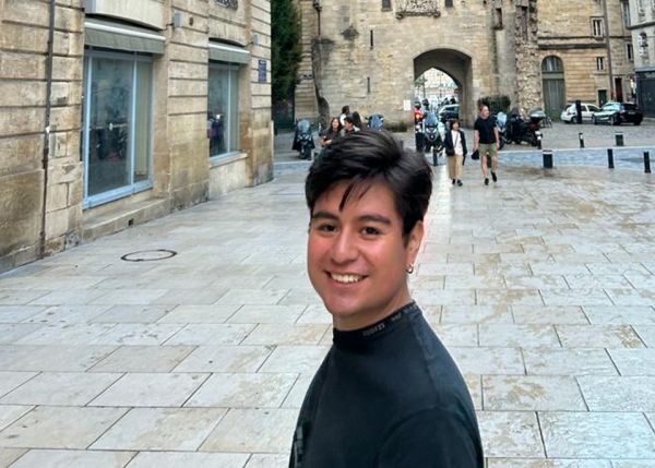 Photo : Giovanni Jiménez devant la Porte Cailhau de Bordeaux