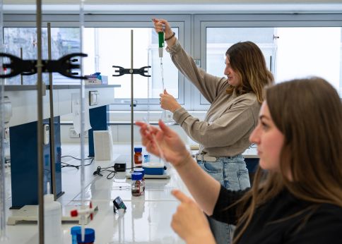 Photo les étudiants et étudiantes ont accès aux salles de laboratoire. Campus de Dax © Gautier Dufau